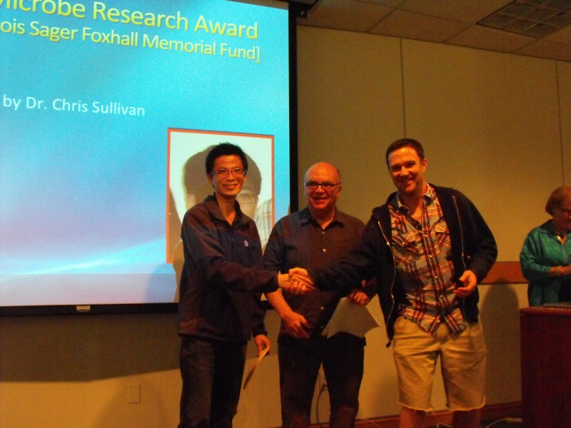 Oliver wins the Golden Microbe Research Award